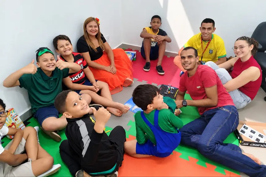Brincadeiras coletivas fortalecem vínculos e promovem a socialização.