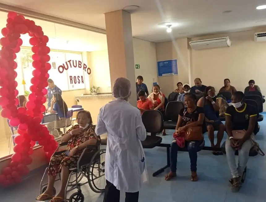 Pacientes que aguardavam consultas de mastologia participaram de orientações sobre prevenção e diagnóstico precoce do câncer de mama durante a programação do Outubro Rosa no HGT