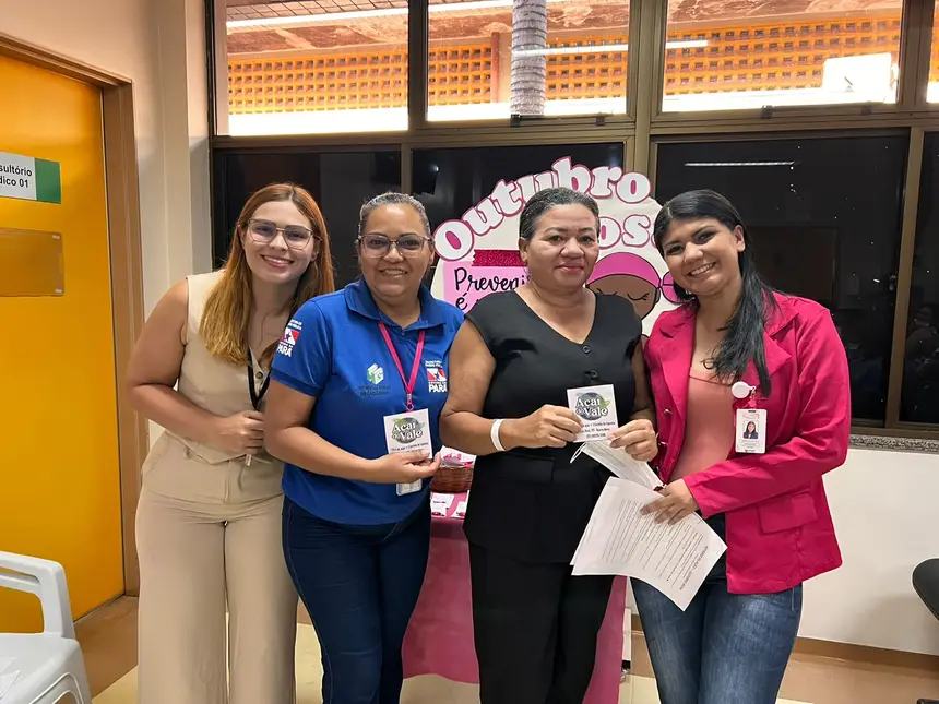 Usuárias participaram de uma dinâmica de mitos e verdades sobre o câncer de mama e do colo do útero, esclarecendo dúvidas sobre prevenção e exames