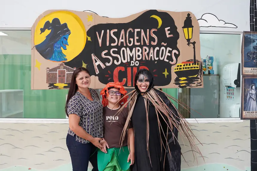 Dilly Santos, mãe de Eitor, usuário do CIIR desde 2019, junto à professora Paula Barros