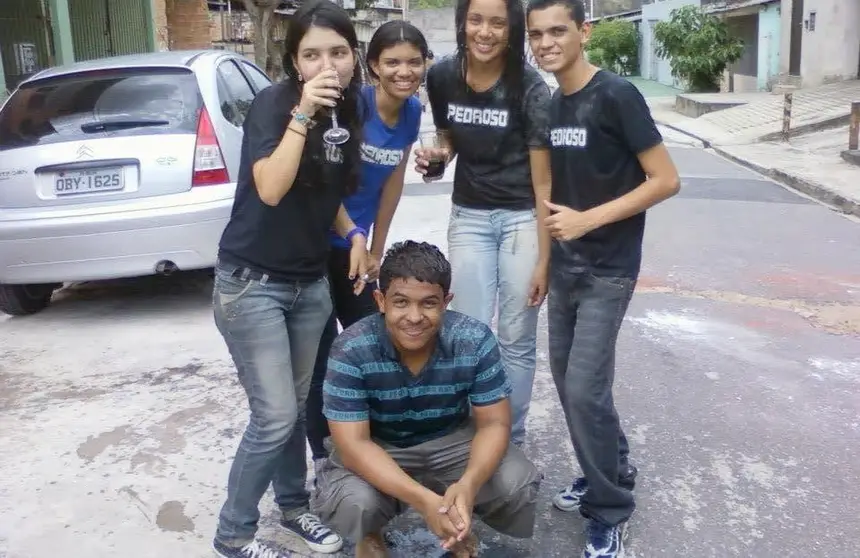 Moiseis Silva comemorando a aprovação no vestibular da UFPA, em 2011, aos 16 anos