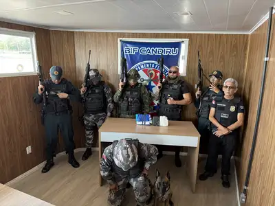 notícia: Policiais da Base Fluvial Candiru aprendem entorpecentes em embarcação