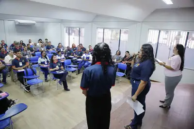 notícia: Escola Mestra Idalina lança formação inédita para tornar todo o corpo funcional bilíngue