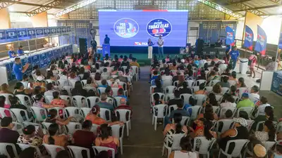 notícia: Estado entrega 796 óculos de grau a moradores do Tenoné pelos programas "Por Todas Elas" e "Por Todos Eles"