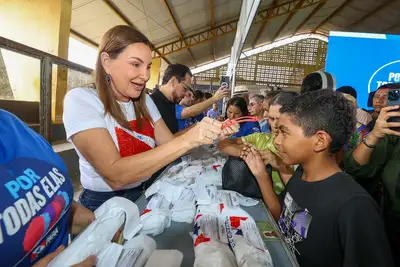 notícia: Estado entrega 796 óculos de grau a moradores do Tenoné pelos programas "Por Todas Elas" e "Por Todos Eles"