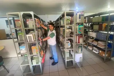 notícia: Com tecnologia e inventário, Emater planeja reestruturar biblioteca rural histórica 