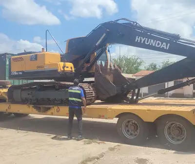 notícia: Sefa apreende retroescavadeira em Cachoeira do Piriá