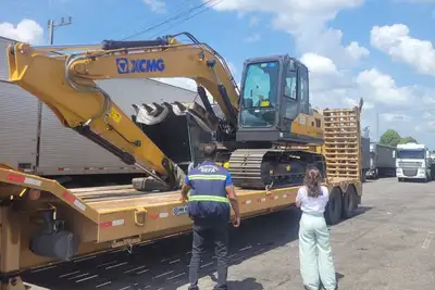 notícia: Fiscais da Sefa apreendem escavadeira e carga de madeira