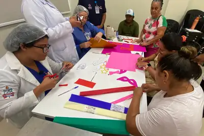 notícia: Hospital de Capanema faz oficina de itens de carnaval para pacientes e acompanhantes