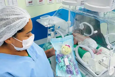 notícia: Hospital Regional Santa Rosa implanta projeto de humanização com polvos de amigurumi na UCI Neonatal