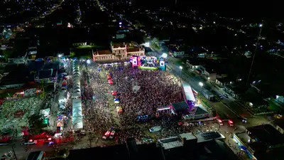 notícia: Carnapauxis atrai milhares de foliões e transforma Óbidos em palco da cultura amazônica 