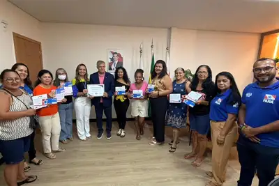 notícia: Assistidas da Fundação ParáPaz recebem cheques do programa "Sua Casa", em Belém