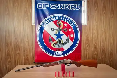 notícia: Espingarda e munições são apreendidas em balsa sem documentação em Óbidos