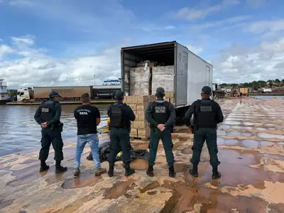 notícia: Fiscais da Sefa apreendem escavadeira e mais de 10 mil garrafas de bebida alcoólica