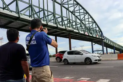notícia: Polícia Científica realiza perícia em passarela da Avenida Júlio César após indícios de risco estrutural