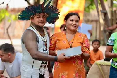 notícia: Seduc realiza entrega de mais 60 Chromebooks para a aldeia Lago da Praia, em Santarém