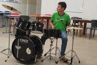 notícia: Atendimento Educacional Especializado transforma vida de estudante autista que desenvolve talento musical na escola