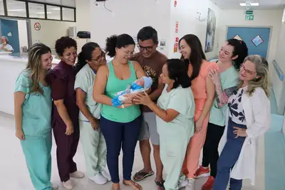 notícia: Neonatologia da Santa Casa dá alta a mais um bebê com prematuridade extrema