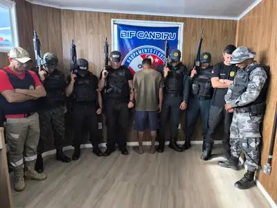 notícia: Agentes da Base Fluvial Candiru, em Óbidos, prendem homem foragido da Justiça durante fiscalização