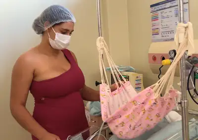 notícia: No Hospital Regional da Transamazônica, cochilo na rede virou terapia para bebês prematuros internados na UTI