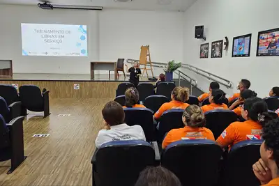 notícia: CIIR amplia comunicação com usuários surdos por meio do ensino de Libras a colaboradores