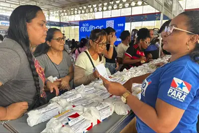 notícia: 'Por Todas Elas' entrega mais de 1.200 óculos de grau a moradores do bairro do Guamá, em Belém