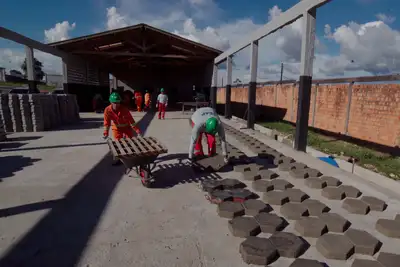 notícia: Governo do Pará expande política de reinserção social com nova fábrica de blocos em Marabá