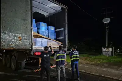 notícia: Sefa apreende 330 gabinetes de vidro e 31.687 toneladas de soja