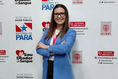 Camila Medina, assistente social da Fundação Hemopa, atua no acolhimento, orientação e vínculo com doadores, pacientes e familiares.