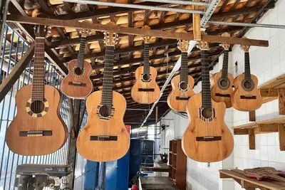 notícia: Núcleo de Oficinas Curro Velho expõe instrumentos musicais produzidos na oficina de luteria na Feira das Indústrias do Pará (Fipa)