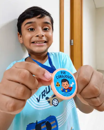 Foto: Ascom/HRAS Paciente exibe a conquista da Medalha da Coragem
