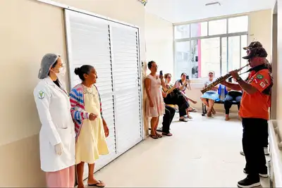 notícia: Voluntários levam música e mensagens de esperança a pacientes do Ophir Loyola