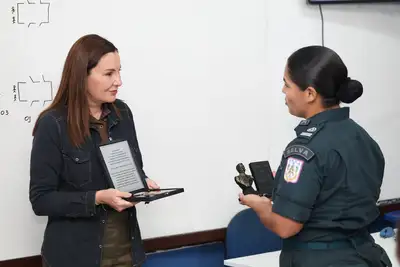 notícia: Governadora Hana Ghassan acompanha formação de oficiais da PM e ressalta atuação integrada na segurança pública