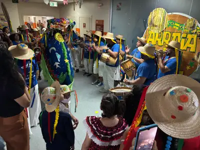 notícia: Arrastão do Pavulagem leva a magia das tradições juninas aos corredores do Oncológico Infantil