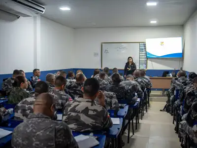 notícia: Polícia Científica capacita militares sobre identificação de drogas com cães farejadores