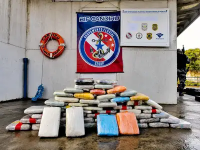 notícia: Base Integrada Candiru apreende 61 quilos de drogas escondidos em caixa de som e malas em embarcação