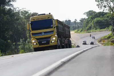notícia: Decreto atualiza regras para circulação de veículos de carga na BR-316