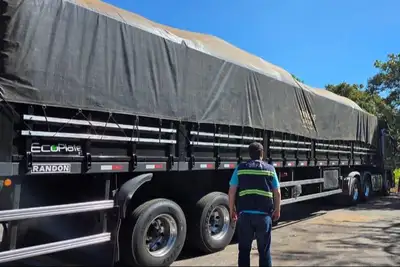notícia: Sefa apreende mercadorias diversas escondidas no meio de peças de máquinas