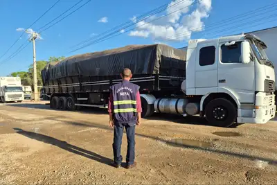notícia: Sefa apreende carregamentos irregulares de autopeças, pneus e defensas metálicas no interior do Estado