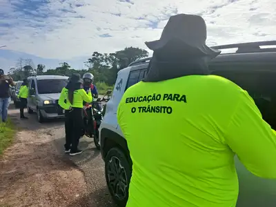 notícia: Excesso de passageiros e uso do celular ao volante lideram imprudências flagradas pelo Detran