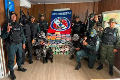 notícia: Base Candiru apreende mais de 136 quilos de drogas em balsa que seguia para Itaituba