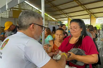 notícia: Programa "Por Todas Elas" entrega óculos a moradores do Tenoné