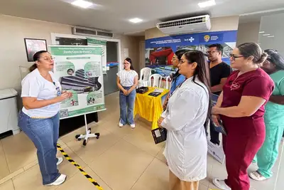 notícia: Ação no Hospital Anita Gerosa incentiva amamentação e doação de leite no Agosto Dourado