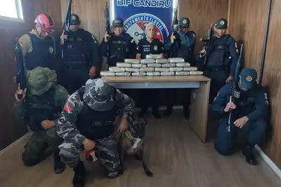 notícia: Em Óbidos, agentes da Base Candiru apreendem 27 Kg de maconha em balsa