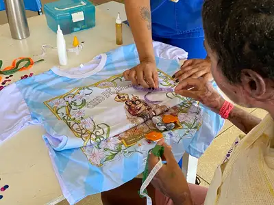 notícia: Internados no Hospital Metropolitano participam de oficina de customização de camisas para o Círio