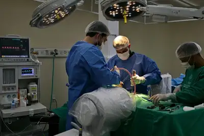 notícia: Hospital Abelardo Santos realiza cirurgia de alta complexidade para remoção de malformação rara em criança