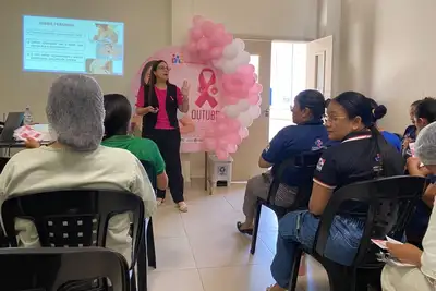 notícia: Hospital Regional dos Caetés realiza ação de conscientização sobre o câncer de mama para usuárias e servidoras